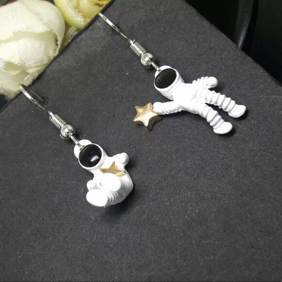 Adorable Astronaut/Spacemen Earrings - Picture 5 of 5